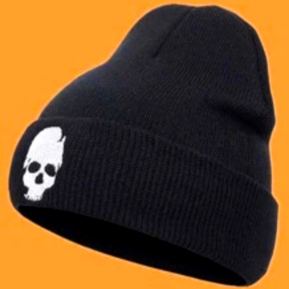 SKULL BEANIE (NWT)
